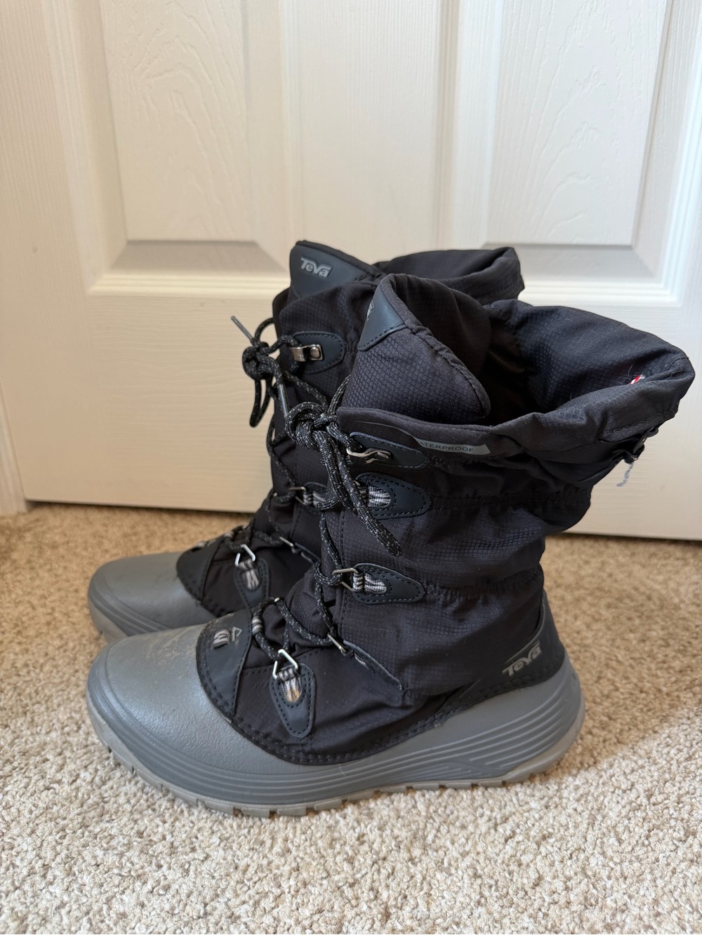 Teva women’s Thinsulate lined Black and Gray Snow Boots size 8.5